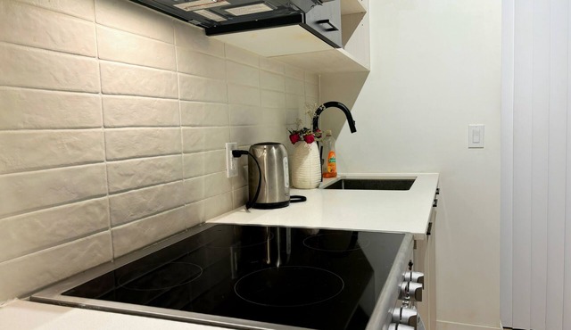 Chic & Modern Condo in Midtown Toronto | Prime Location. Monthly Rental in Toronto