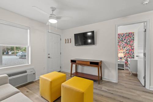 Chic & Simple 1BR Furry Friends Welcome
