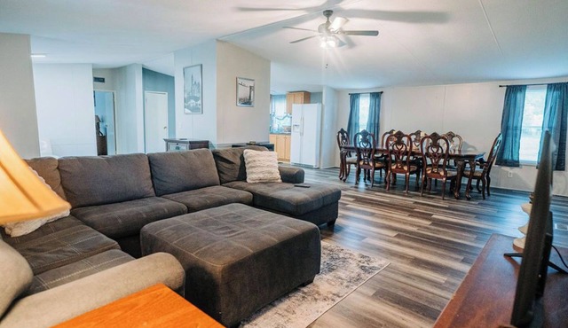 Clean, charming, and spacious 3-bedroom house in Walterboro with WiFi and AC