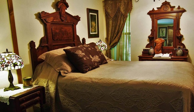 CLIFFSIDE SUITE, JACUZZI, BALCONY, ONLY HOTEL WITH PARKING LOT RIGHT DOWNTOWN. in Eureka Springs