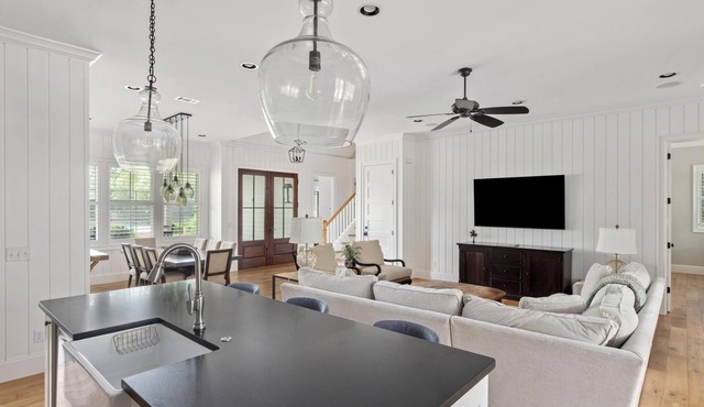 Close to Wilson Village + Walk to Tennis & Pickleball