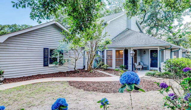 Coastal cottage with yard, near shopping & dining in Old Village District