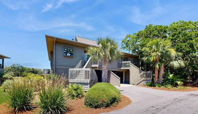 Coastal retreat with fireplace, AC, grill, lagoon views and close to beach