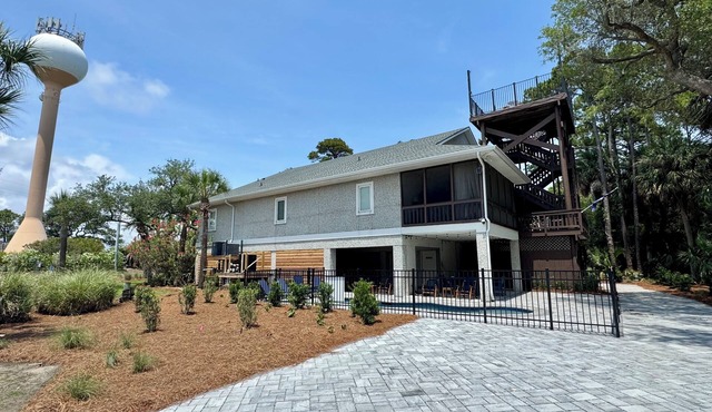 Cocktail pool, hot tub, game room, sleeps 31, short walk to Beach, cards avail!
