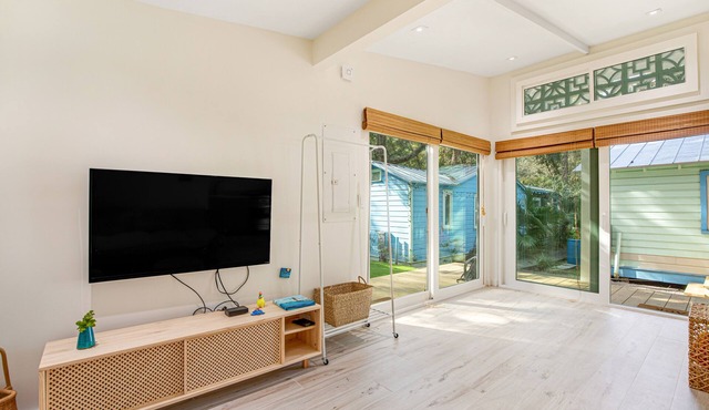 Comfy cottage near the beach with central AC, fast WiFi & yard - dog-friendly