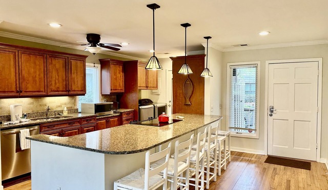Community Pool, Golf Course View, Sunroom, Dog Friendly Greenslake Cottage!