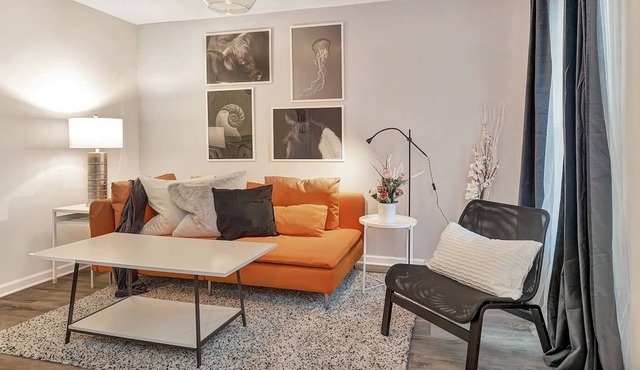 Cool City Vibes 10 min from Uptown and Airport!