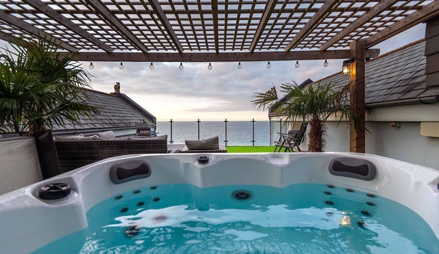 Cormorant - Beachside House with Terrace Hot Tub & Stunning Views in Portwrinkle