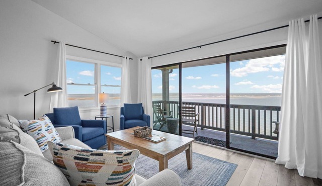 Couples Retreat with Breathtaking Oceanfront Views, Community Pool, Elevator - 735 North Hampton