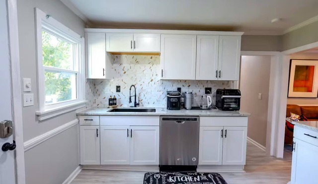 Cozy 2-bedroom Cottage; walk to UNCG