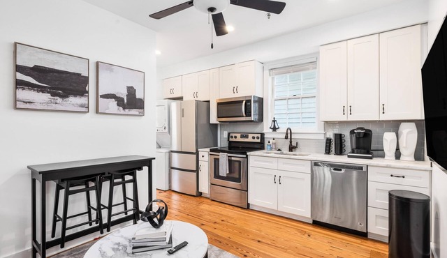 Cozy 3 bedroom steps from King Street