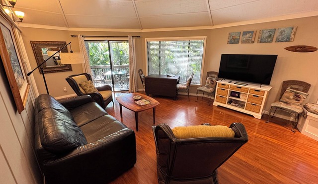 Cozy and Stylish Night Heron Retreat with Lagoon View and Private Hot Tub