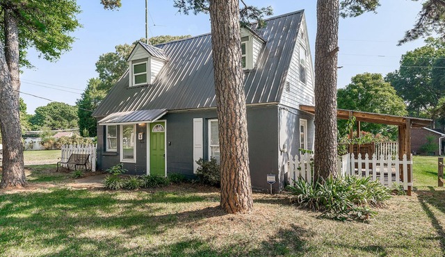 Cozy Belmont Cottage ~ 1mi to shops & restaurants