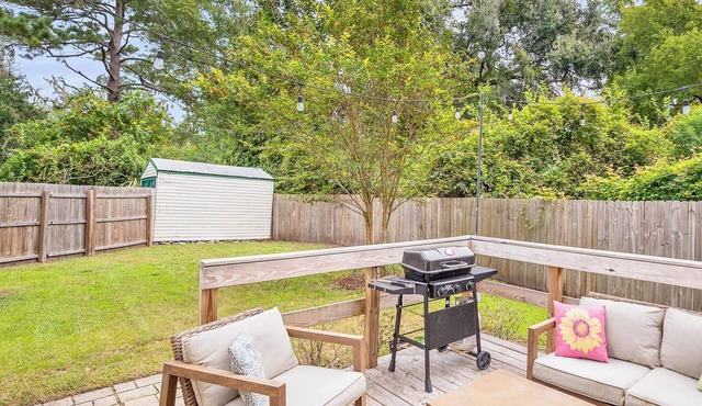 Cozy Cottage, Deck + Yard, Near Downtown & 10 min to Parris Island