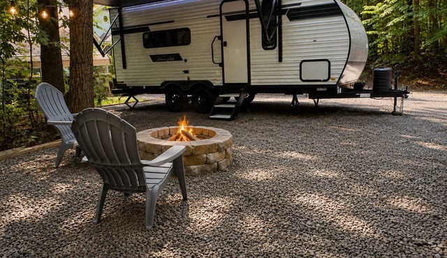 Cozy Forest RV Retreat -Fire Pit Near Lake Wylie