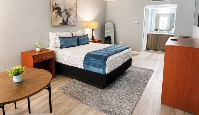 Cozy Newly renovated 2nd story studioApt MINS to Hospitals & Downtown