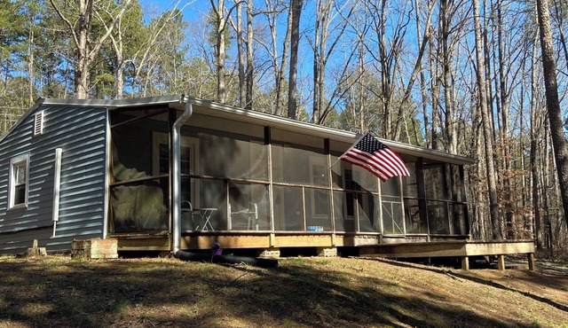 Cozy, secluded 1-bedroom bungalow in beautiful Clarksville.