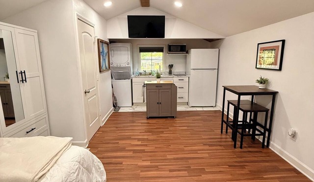 Cozy Studio Apartment, full kitchen and laundry, conveniently close to downtown