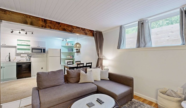 Cozy West Ashley Apartment- Close to shopping and Downtown Charleston