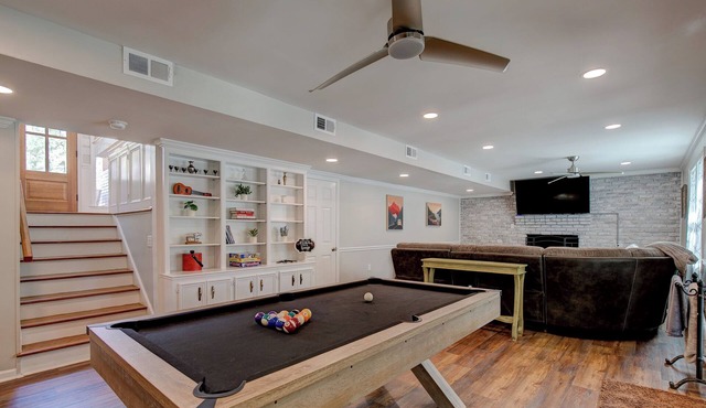 Creekside Home, Minutes to Ft Jackson & Downtown - Sleeps 12 - Pool Table, Deck