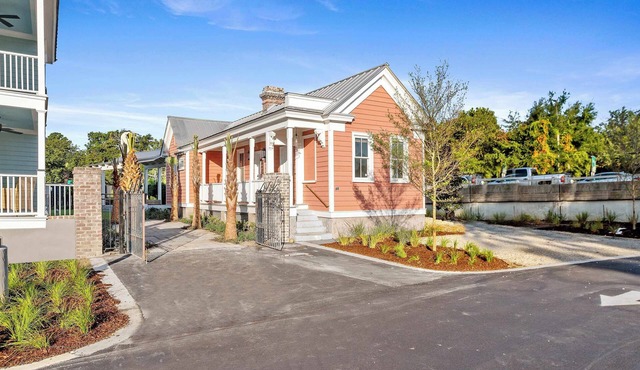 Crosstown @ King | Downtown Chic Cottage Near King