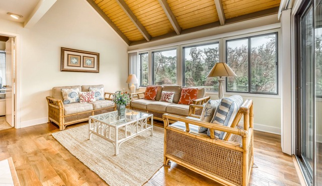 Cute island condo w/ a shared pool & lagoon view - walk to the beach!