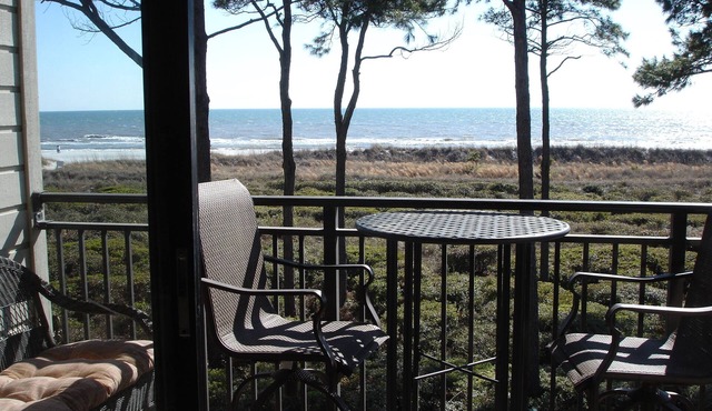 Direct Oceanfront, Private Balcony, WIFI, King bed, walk-in-shower, central air