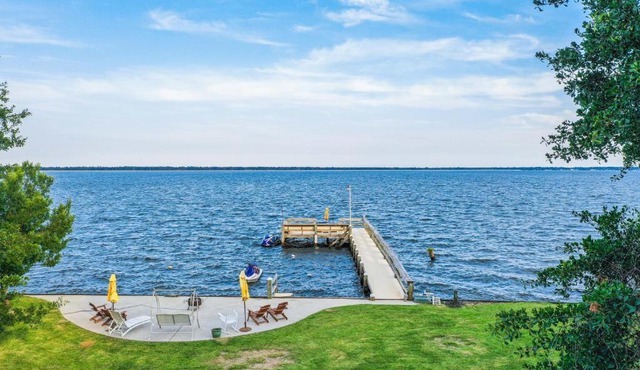 Dock & Fire Pit: Lakefront Bonneau Home!