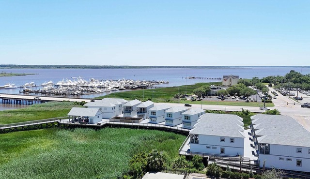 Dockside Villas w. Pool + Boat Slip!