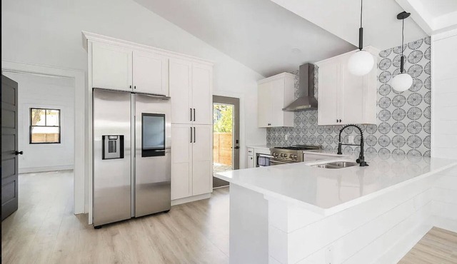 Downtown Charleston cottage, next to Hampton Park. Great location!!