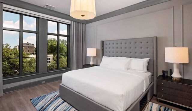 Downtown Getaway w/Kitchenette l Near to South Carolina Aquarium - 0.3 mi Away