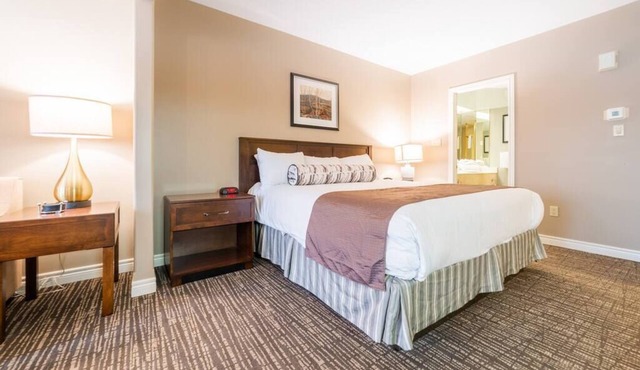 Dual Suites: Ample Space, King Beds, Jacuzzi, Pool in Shanty Bay