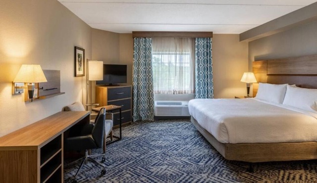 Enchanting Getaway! Minutes’ Drive to Savannah Beach, Outdoor Pool, Free Parking in Okatie