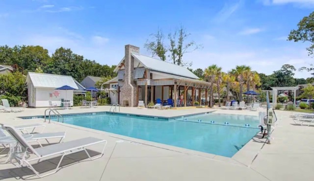 Enjoyable 4-bedroom house with AC in Charleston