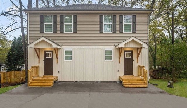 Entire Duplex w/2 Private Decks | Sleeps 12 | Great for Groups | 10 min to GVL in Taylors