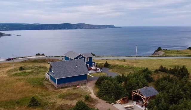 Executive Home Stunning Ocean View, St John's 10 min Sauna, Firepit in Middle Cove