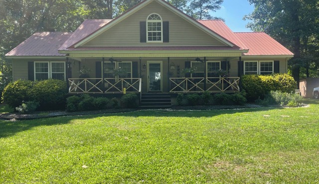 Fabulous 4-bedroom farmhouse located in charming Rock Hill-3 minutes from I-77!
