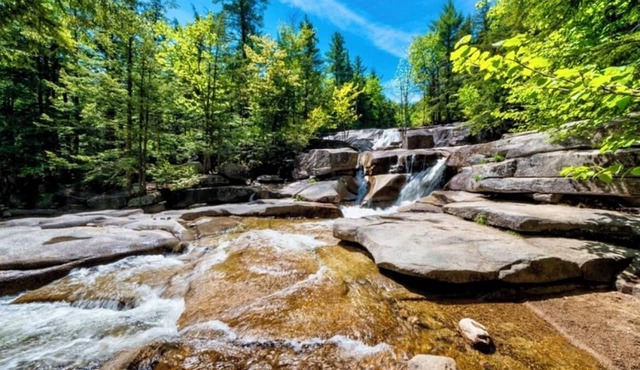 Fall Mountain Retreat with free pool near Storyland and Downtown North Conway in Intervale