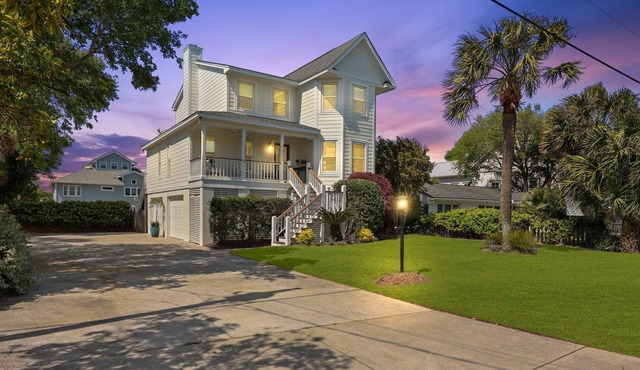Family Home w/Private Pool & A two min. walk to the Beach. Lots of extras
