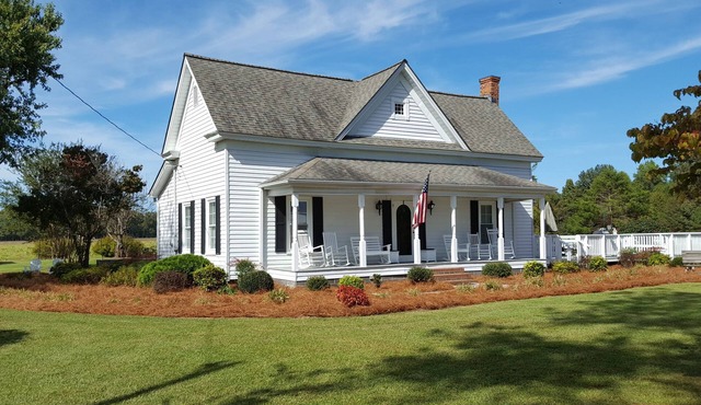 Farmhouse on 62 acres - Beautiful Views - Near Campbell Univ. and Ft. Bragg in Lillington