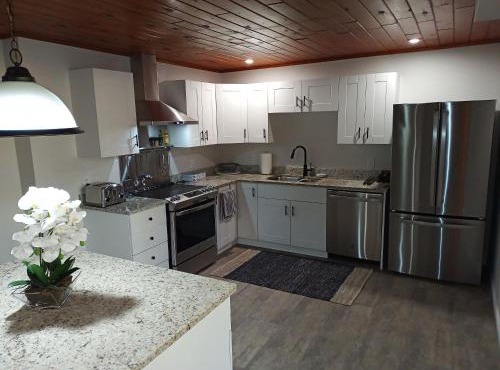 Fireside - Waterfront Resort Style Executive Cottage in Kawartha Lakes