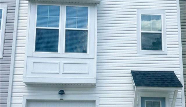 Fox and Tide: Charleston Area Getaway, a 4BR Townhome Near Everything