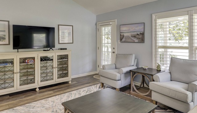 Fully renovated, newly furnished 2BR end unit in Cottages w/ golf views!