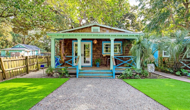 Fun dog-friendly getaway near the beach with yard, kitchenette & WiFi