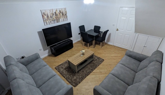 Greatmindz Abode - 3 bedroom townhouse close to airport, NEC, train station in Birmingham