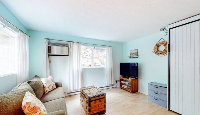 Ground-floor studio with patio & AC - walk to Ogunquit Beach & downtown in Cape Neddick