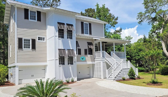 Handsome Raised Beach House, Communal Pool, Shortcut to Beach, Adult Dog Welcome