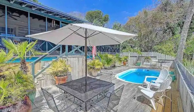 Happy Landing, cheerful two bedroom cabin w/pool