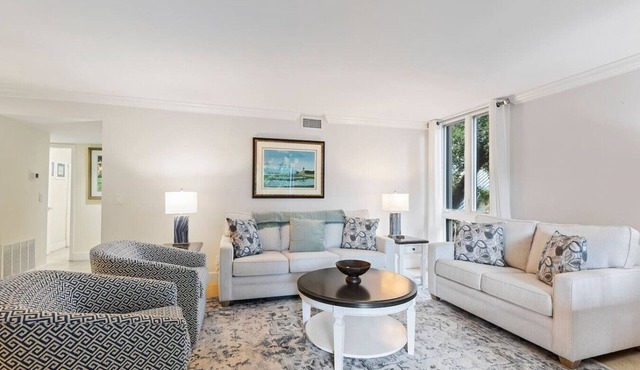 Harbour Town Retreat Steps to Marina Pool & Golf in Sea Pines