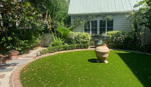 Heart of Downtown, Quiet, Private Cottage